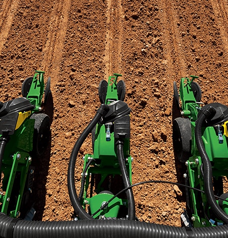 Sodinamas ir sėjamas laukas su John Deere 1700 serijos sodinamąja