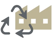 Perdirbimo logotipo simbolis su trimis rodyklėmis virš pastato simbolio