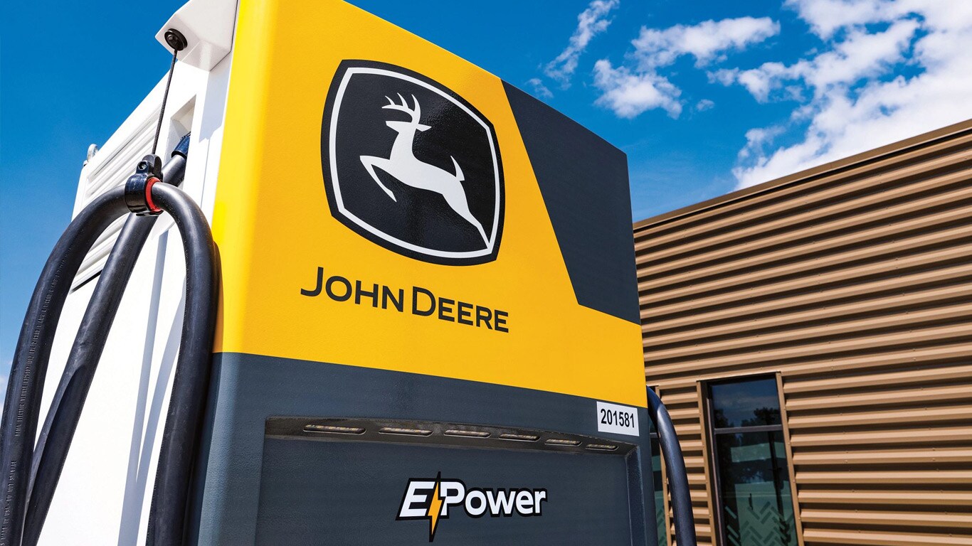 John Deere E-Power įkrovimo stotelės vaizdas iš arti
