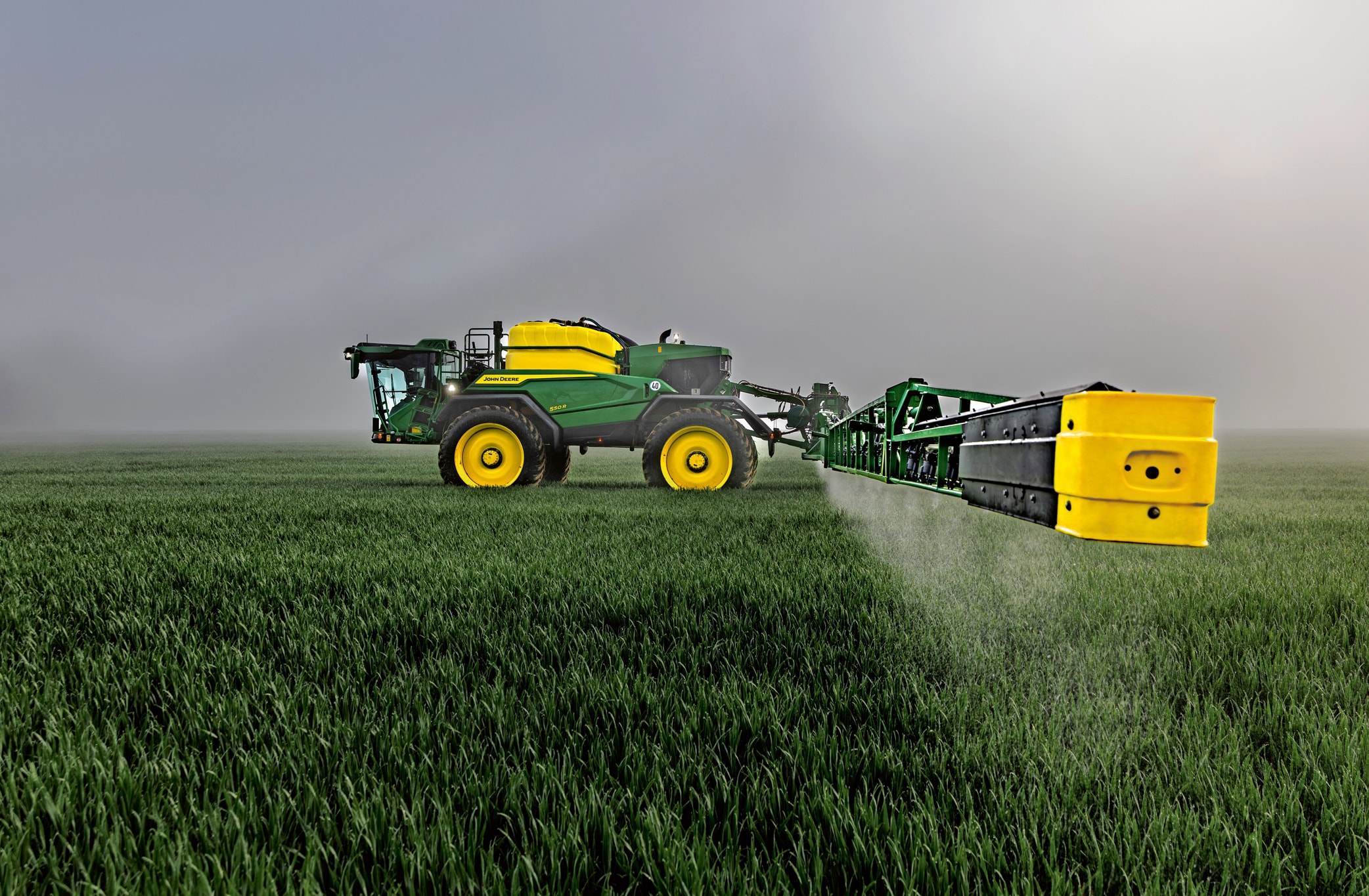 Lauke dirbančio 500R purkštuvo vaizdas iš šono Lauke dirbančio 500R purkštuvo vaizdas iš šono