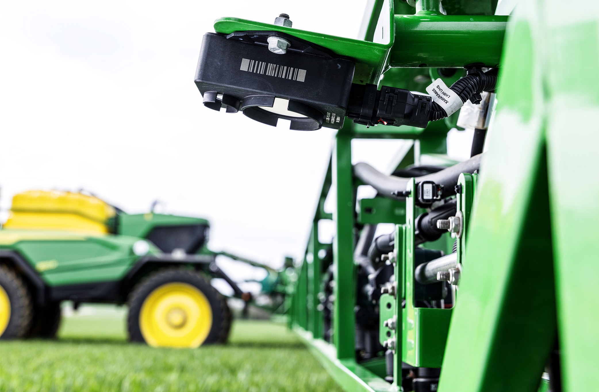 „BoomTrac™ 2“ jutiklis 500R purškimo sijoje iš arti „BoomTrac™ 2“ jutiklis 500R purškimo sijoje iš arti