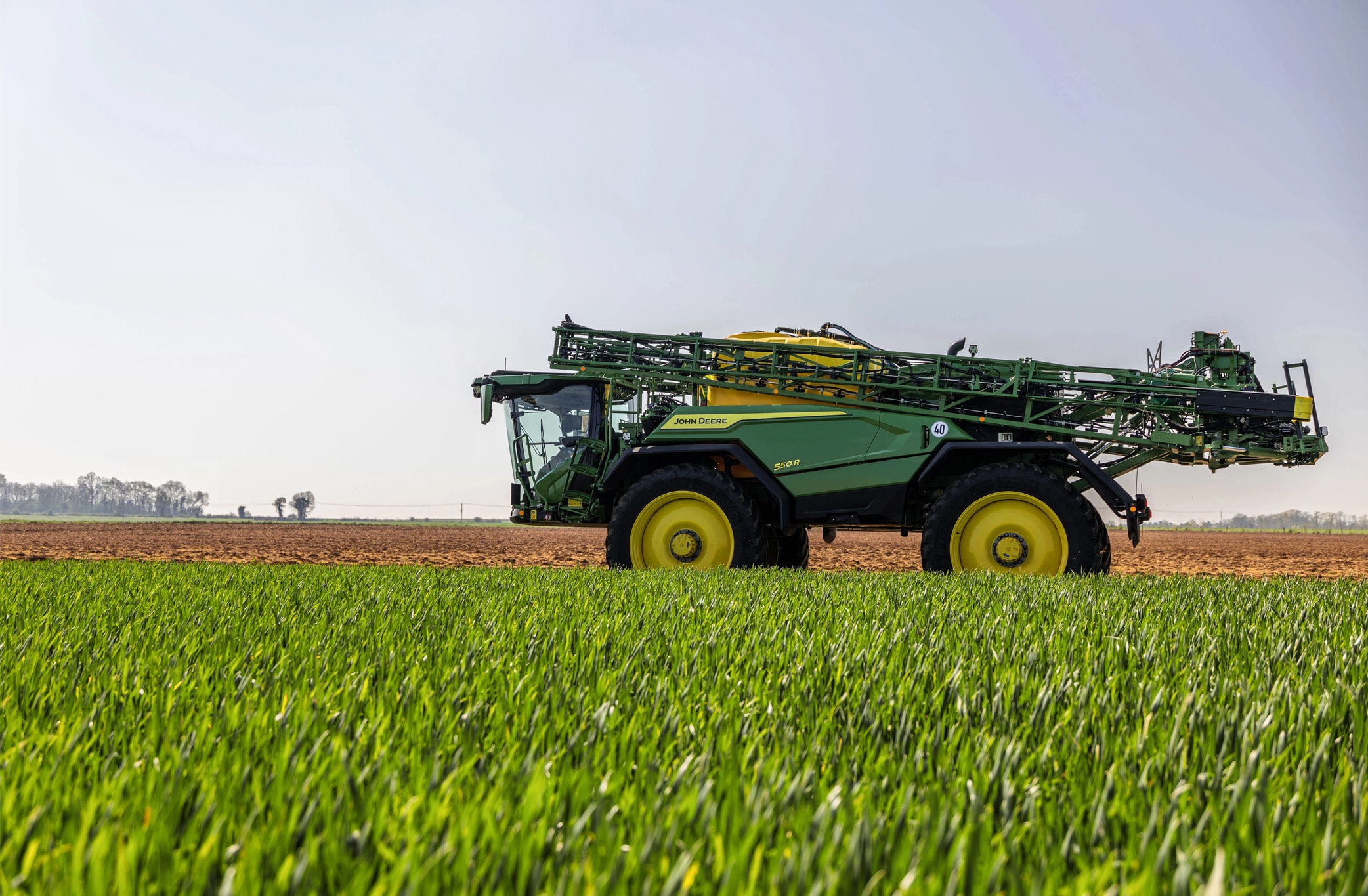 Lauke dirbančio 500R purkštuvo vaizdas iš šono