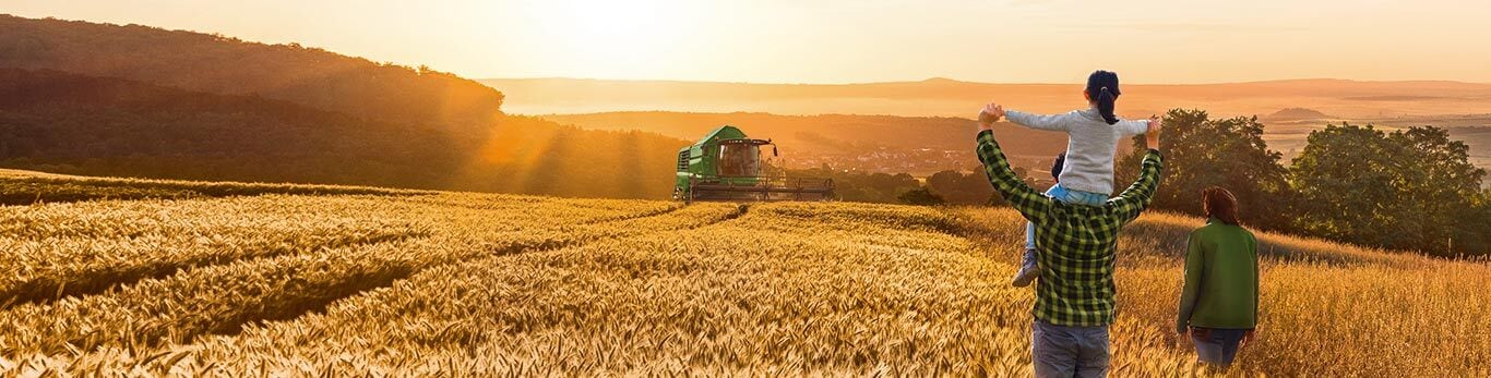 Grupė John Deere Financial javų lauke