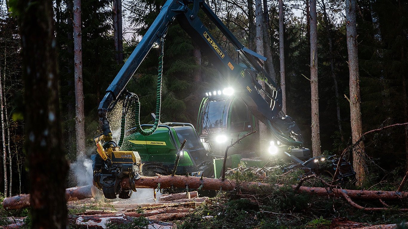 John Deere 1470H ratinė mašina miške