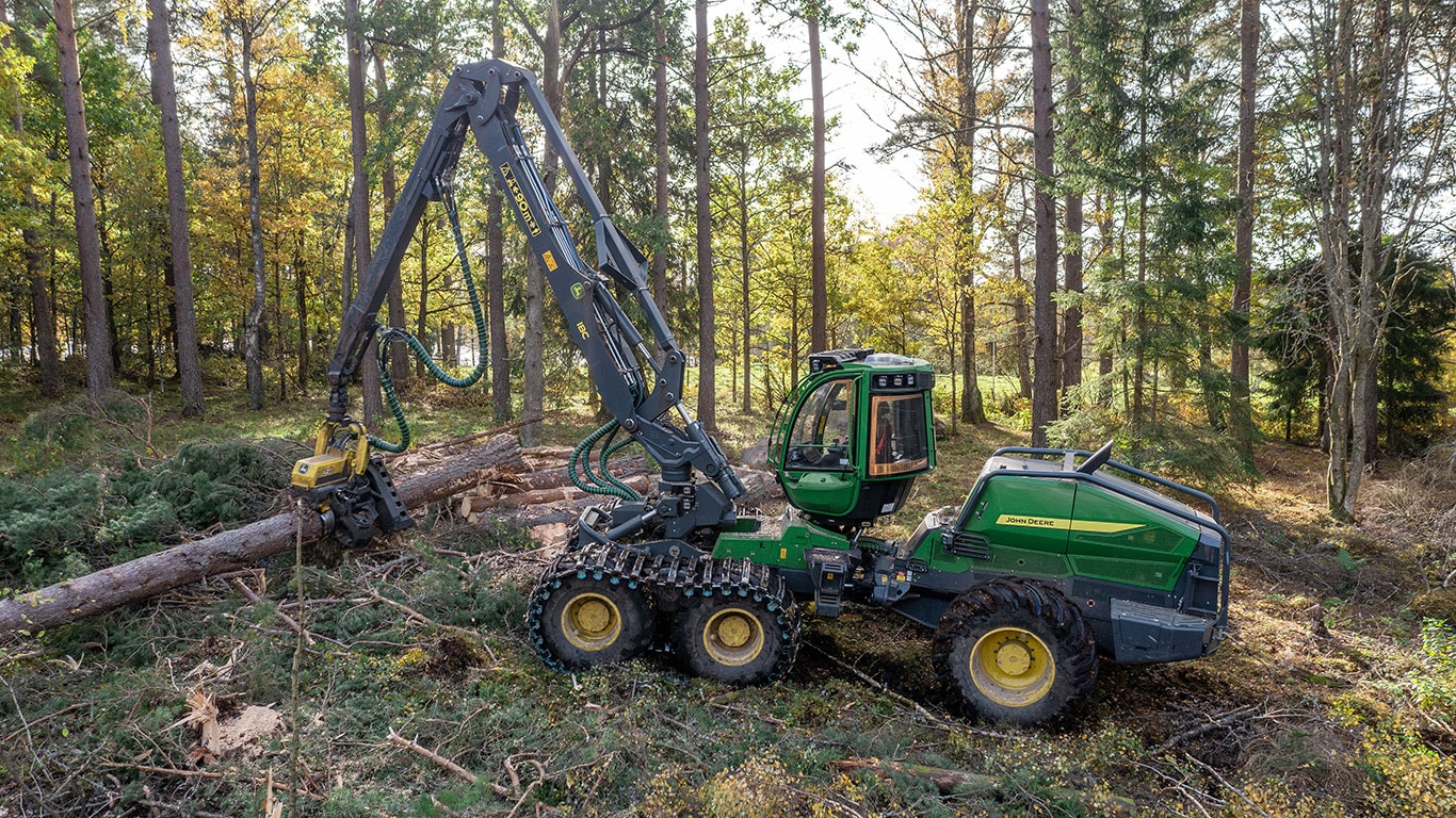 John Deere 1470H ratinė mašina miške