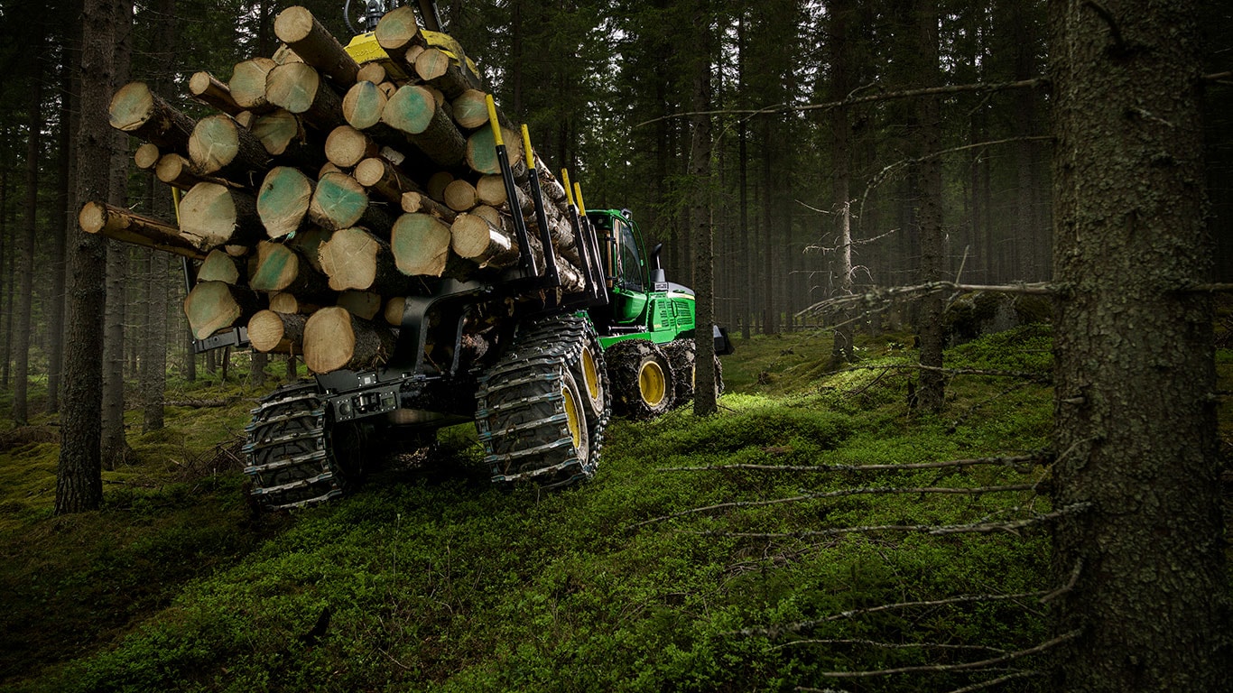 „John Deere“ 1510G medvežis transportuoja rąstus miške