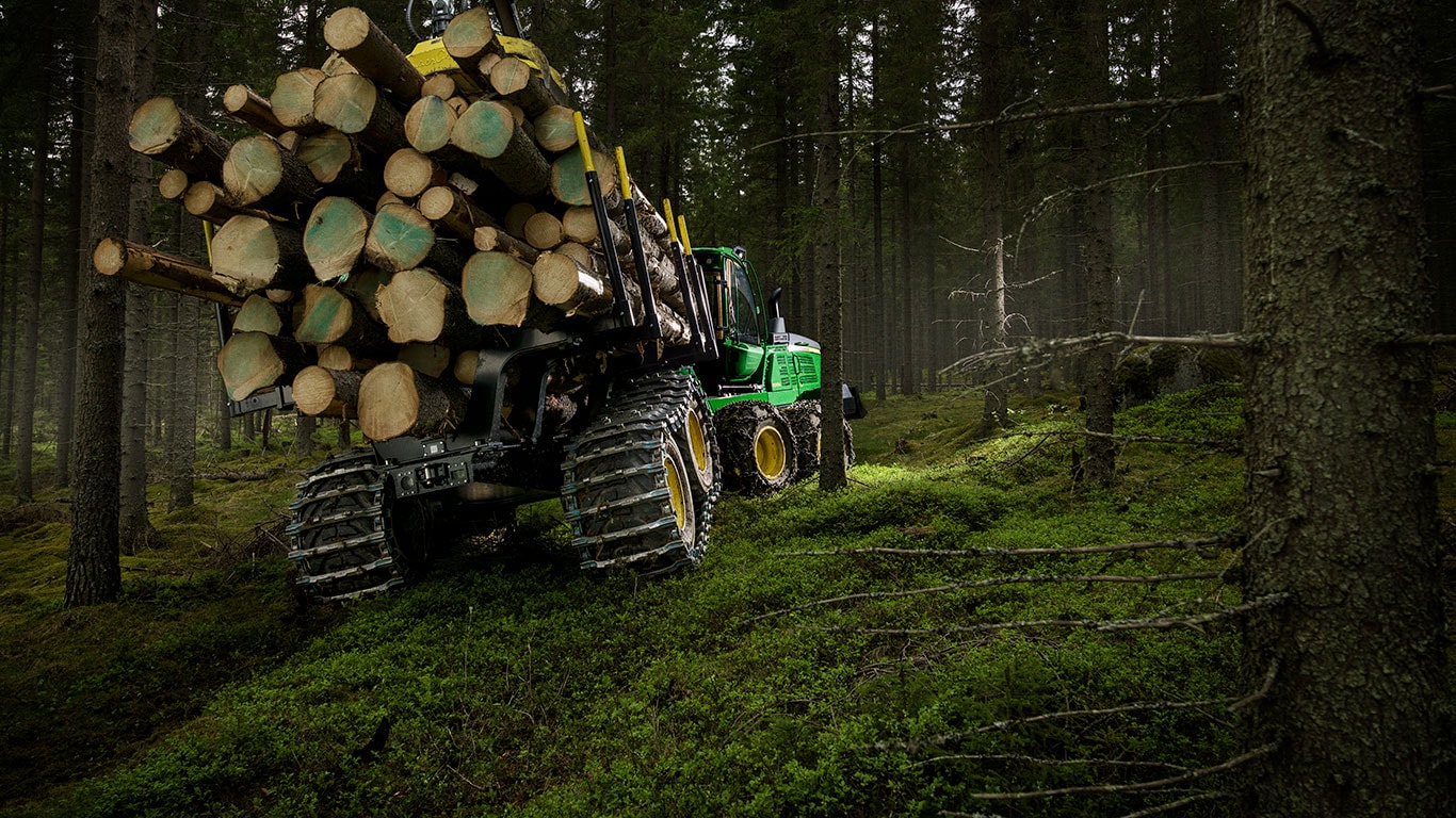 „John Deere“ 1510G medvežis transportuoja rąstus miške