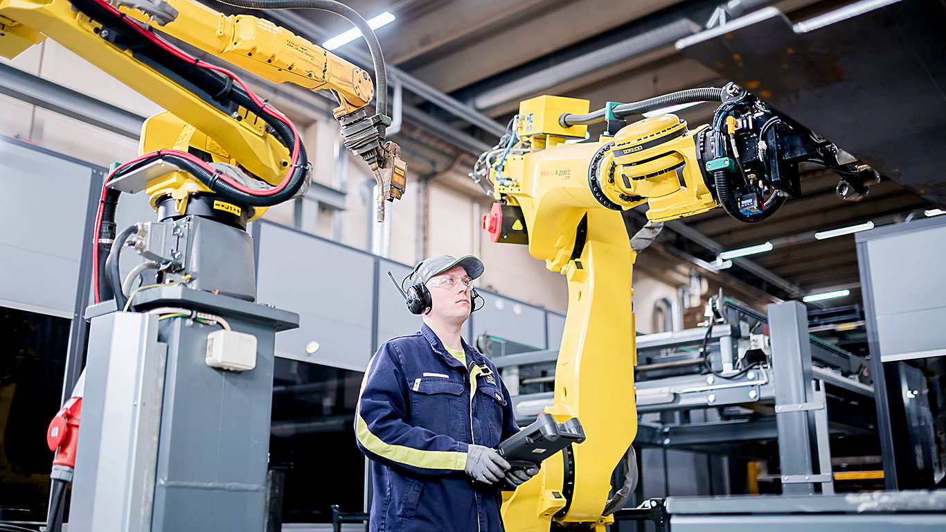 Jarkko Tuononen, valdantis robotą gamykloje