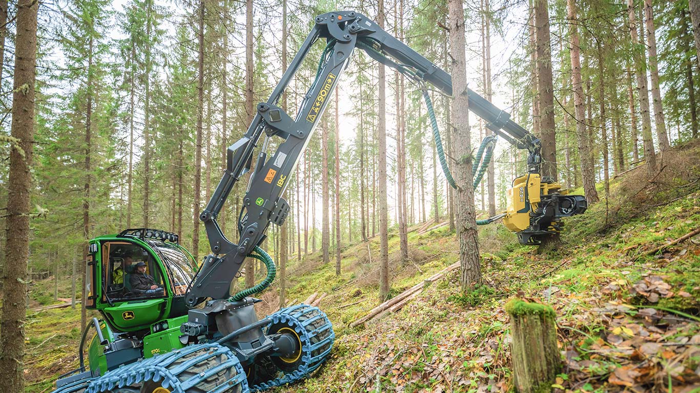 John Deere mašina ir medžiai