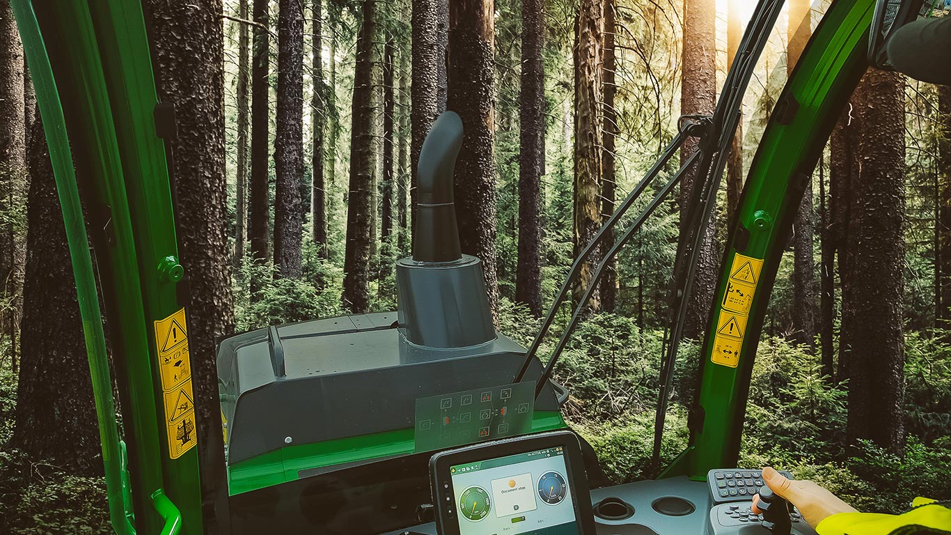 Vaizdas į mišką iš „John Deere“ miškininkystės mašinos