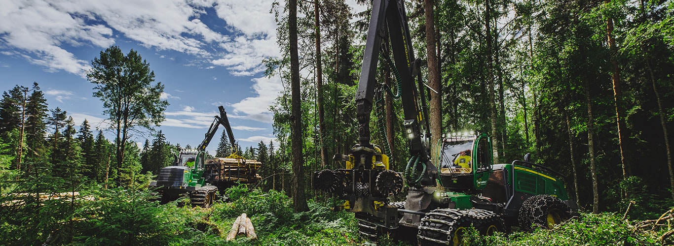 John Deere miškininkystės mašinos dirba miške