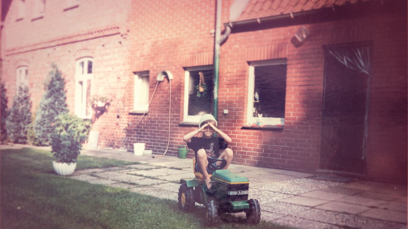 Sena nuotrauka, užsėdamoji vejapjovė, klientas, sodas, vaikas