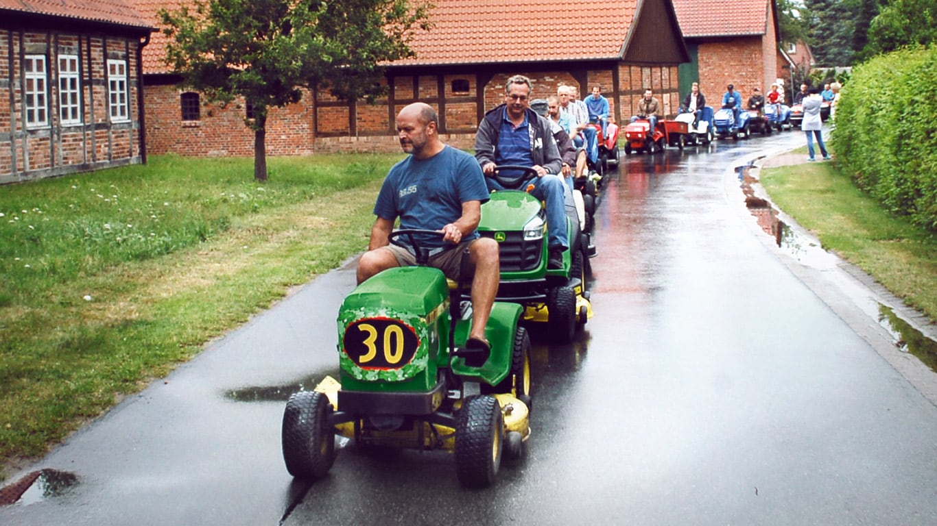 Sena užsėdamoji vejapjovė, namo savininkas, gyvenvietė, paradas