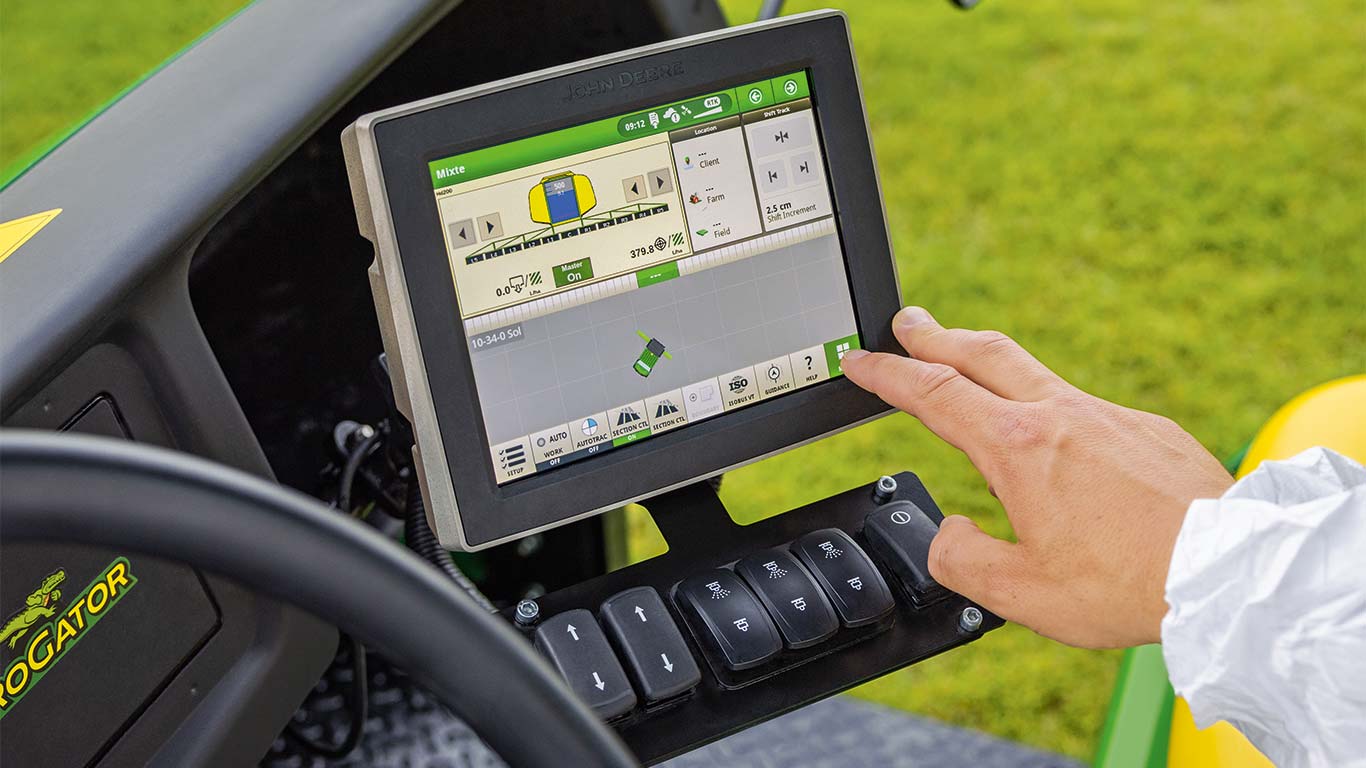 Vejos prižiūrėtojas John Deere vejapjovės ekrane reguliuoja mašiną pagal dabartinę savo užduotį.