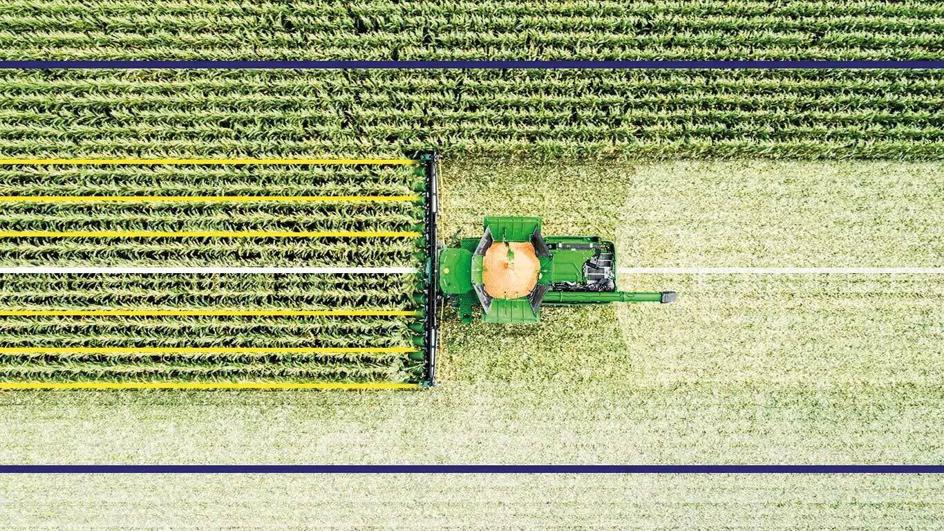 &bdquo;John Deere&ldquo; 6M traktorius, traukiantis M700 prikabinamą purk&scaron;tuvą bulvių lauke