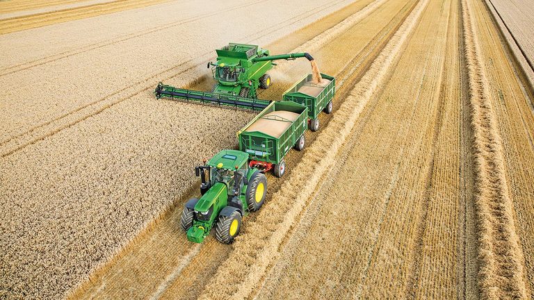 &bdquo;John Deere&ldquo; S serijoje kviečiai i&scaron;kraunami į traktoriaus traukiamas sudvejintas priekabas