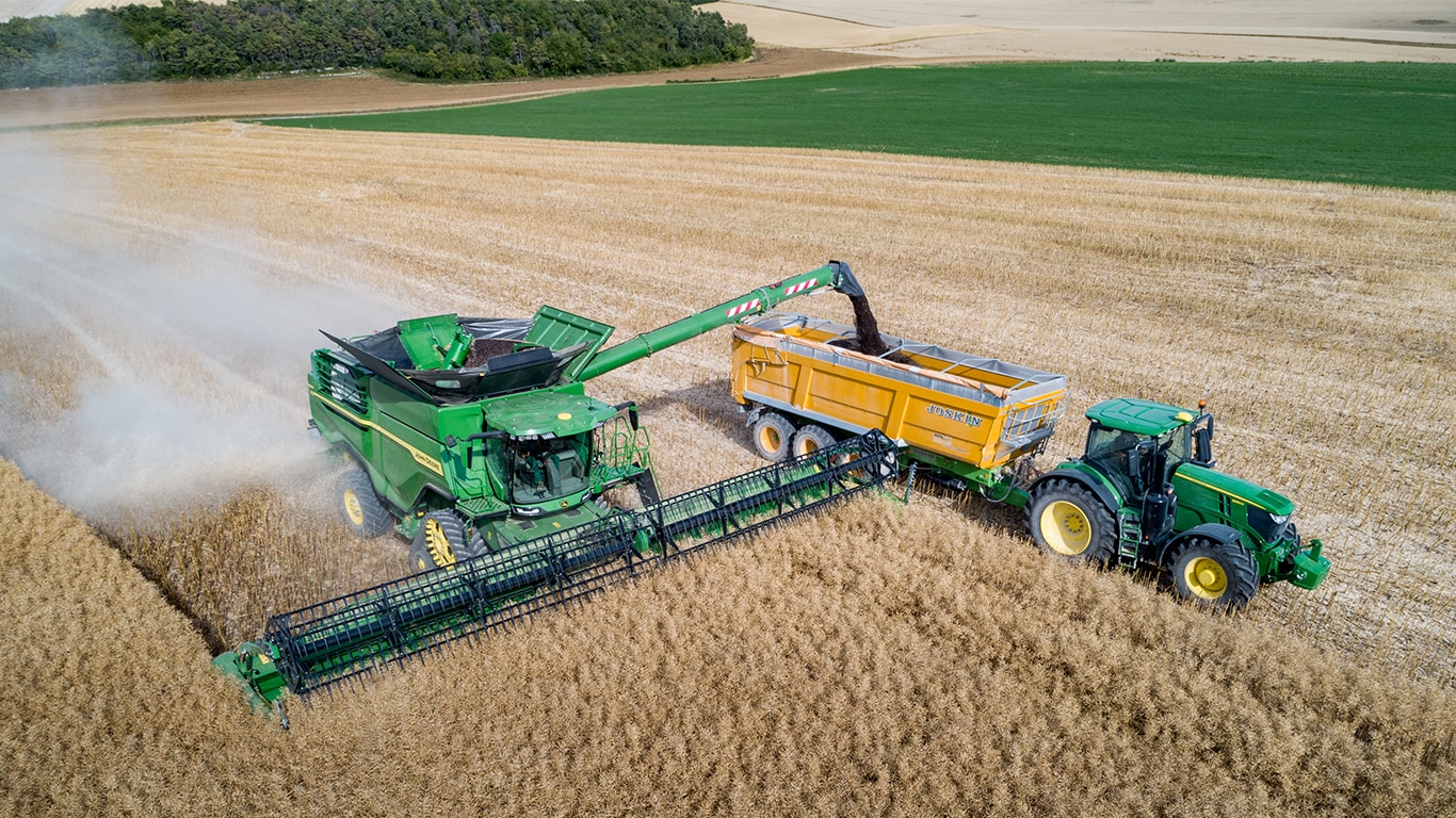 &bdquo;John Deere&ldquo; X serijoje rapsų sėklos i&scaron;kraunamos į &bdquo;John Deere&ldquo; traktoriaus traukiamą grūdų vežimėlį