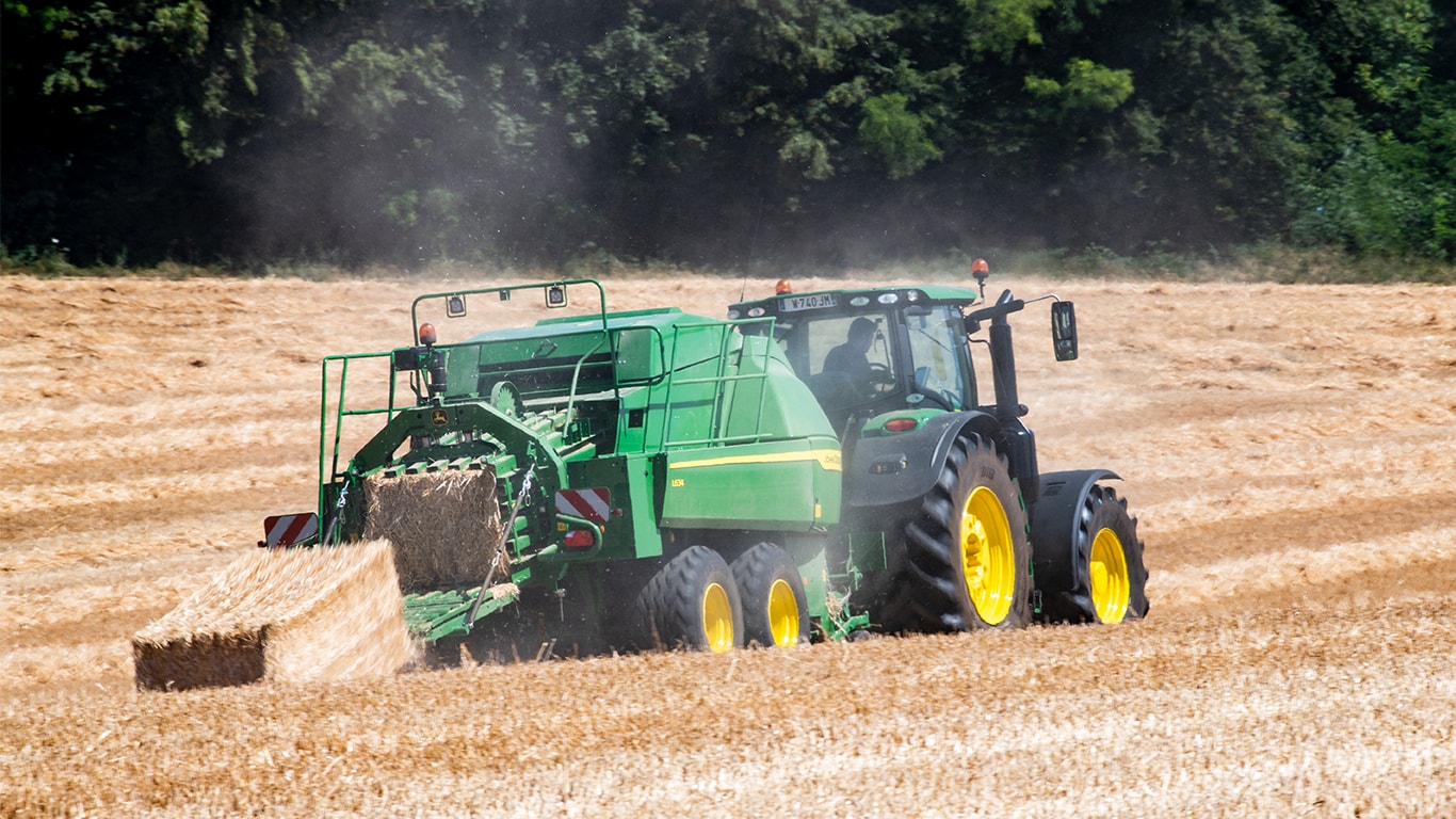 John Deere L634 stambių keturkampių ryšulių presas su 6R traktoriumi šiaudams