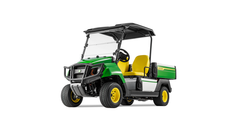 Priekinis trijų ketvirčių "John Deere Gator GS" benzininio universaliojo visureigio vaizdas su tvirtu amortizatoriumi ir erdviu krovinių skyriumi.