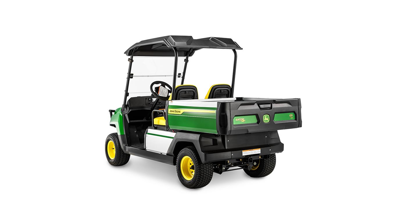 "John Deere Gator GS" elektrinio modelio, vaizduojančio krovinių skyrių ir dvigubas sėdynes po juodu stogu, kampinis vaizdas iš galo.