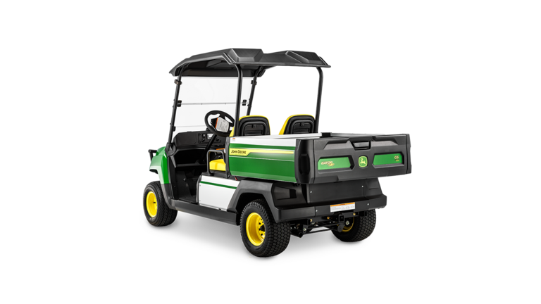 "John Deere Gator GS" elektrinio modelio, vaizduojančio krovinių skyrių ir dvigubas sėdynes po juodu stogu, kampinis vaizdas iš galo.