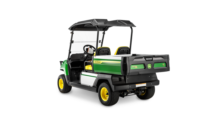 "John Deere Gator GS" benzininio modelio kampinis vaizdas iš galo su krovinių platforma, dvigubomis sėdynėmis ir apsauginiu stogu.