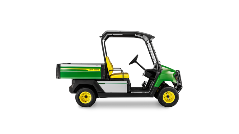 "John Deere Gator GS" elektrinio universaliojo visureigio su žaliu korpusu, geltonomis sėdynėmis ir juodu stogu vaizdas iš šono baltame fone.
