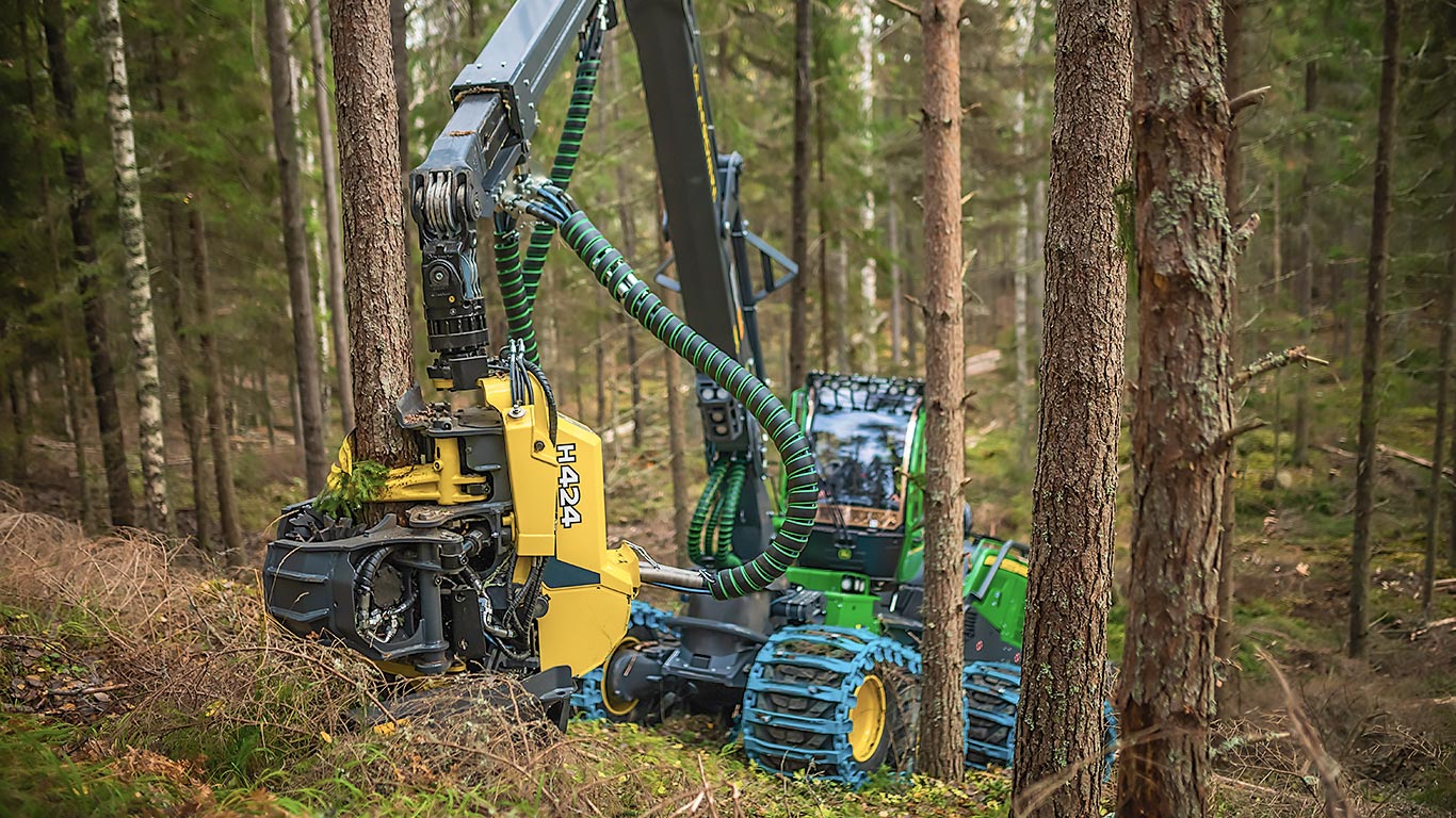 Dirbama su John Deere mašinos pjaunamąja H424