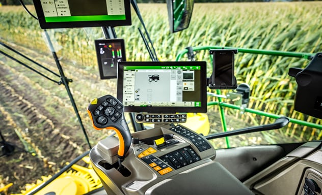 Savaeigis pašarų kombainas F9 700 pakrauna "Joskin" priekabą, traukiamą "John Deere" traktoriaus 6R