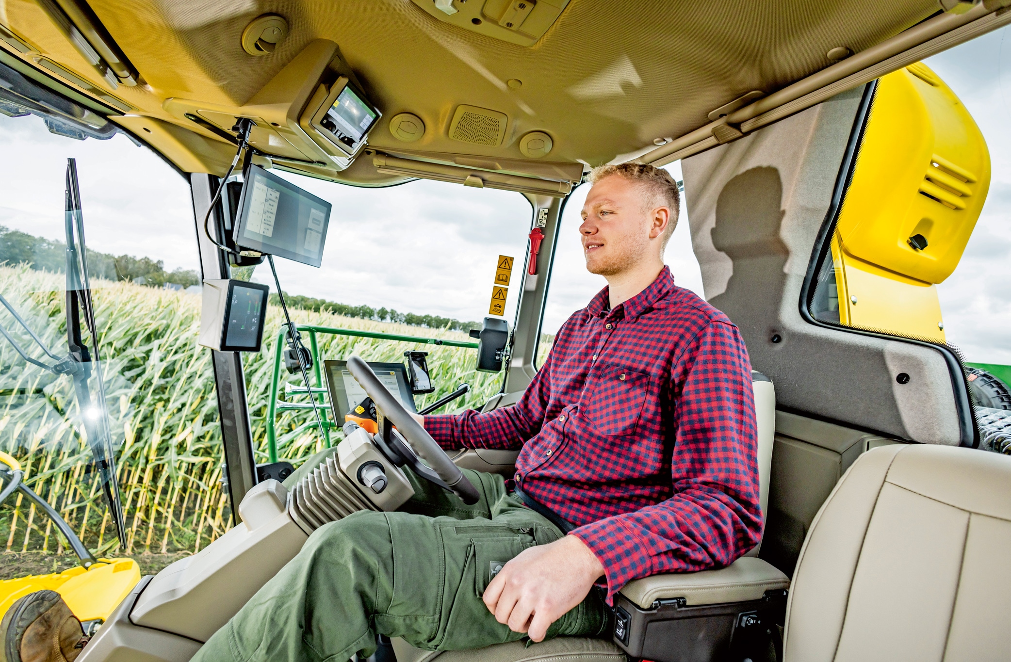 Savaeigio pašarų kombaino F9 700 kabina su operatoriumi