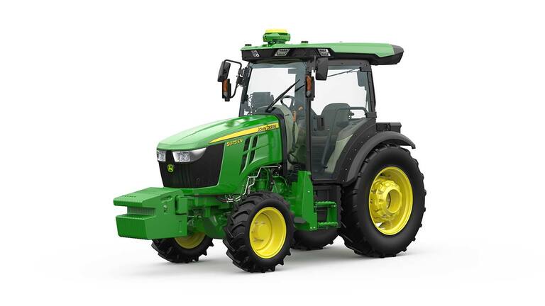 John Deere 5075EN traktorius žalia ir geltona spalva, priekinis vaizdas su kompaktišku dizainu ir tvirtomis padangomis.