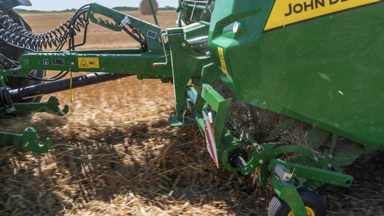John Deere VR ryšulių preso didelio našumo rinktuvas, renkantis plačią šiaudų pradalgę