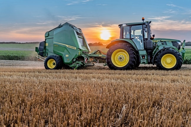 John Deere 6M 150 velkamas "John Deere" V462M šiaudų lauke saulei leidžiantis