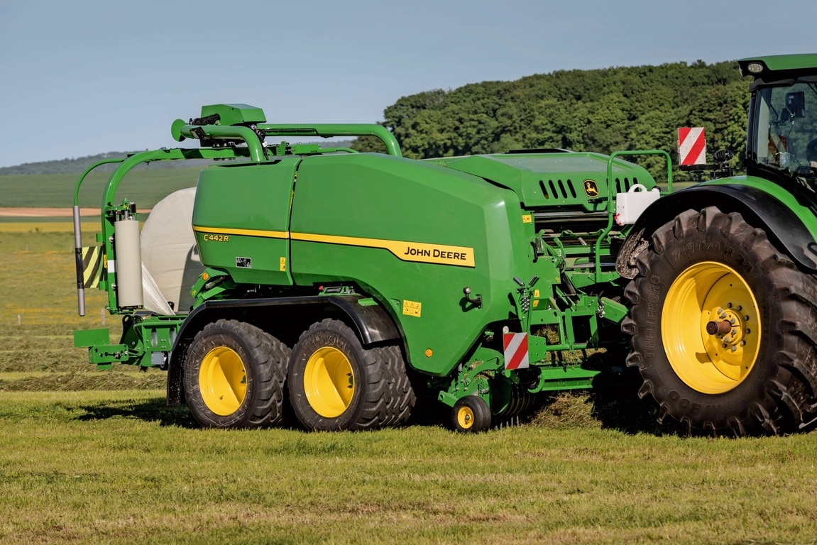 John Deere C442R presas-vyniotuvas, rišantis didelio tankio siloso ryšulius