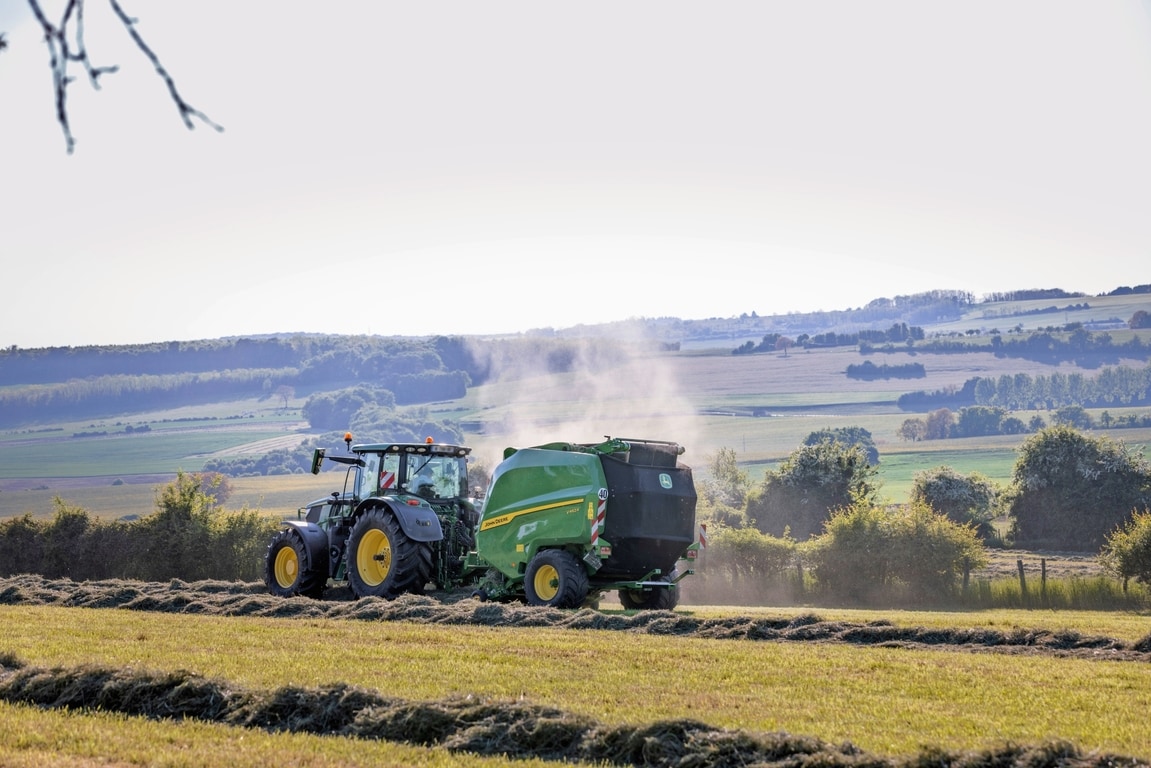 John Deere 6R 185 traktoriaus velkamas "John Deere" V462R, rišantis šieną