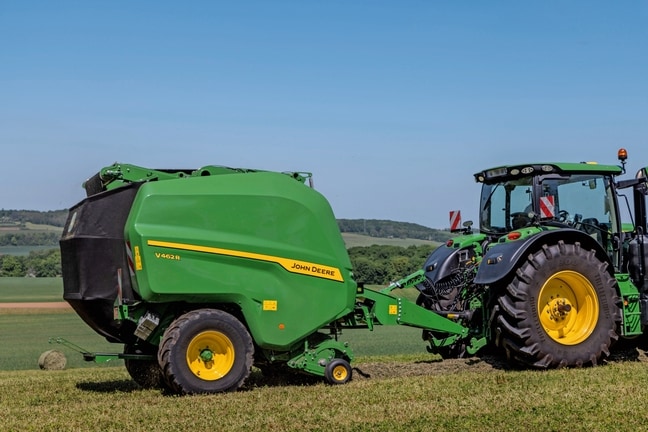 John Deere 6R 185 traktoriaus velkamas "John Deere" V462R, rišantis šieną